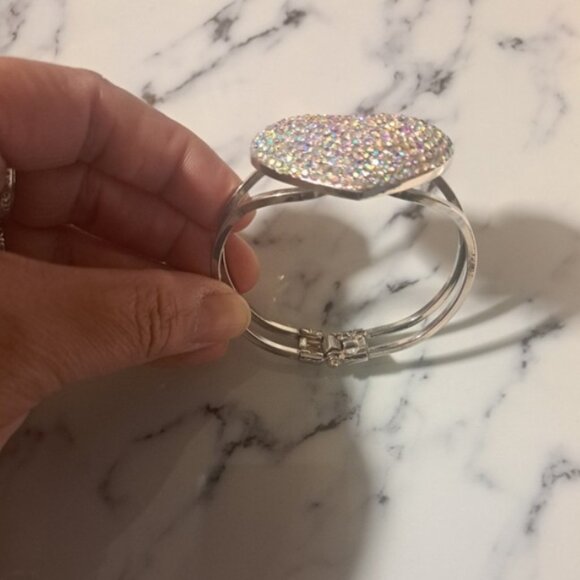 Looking for this item - bracelet. Thankyou - Picture 2 of 3